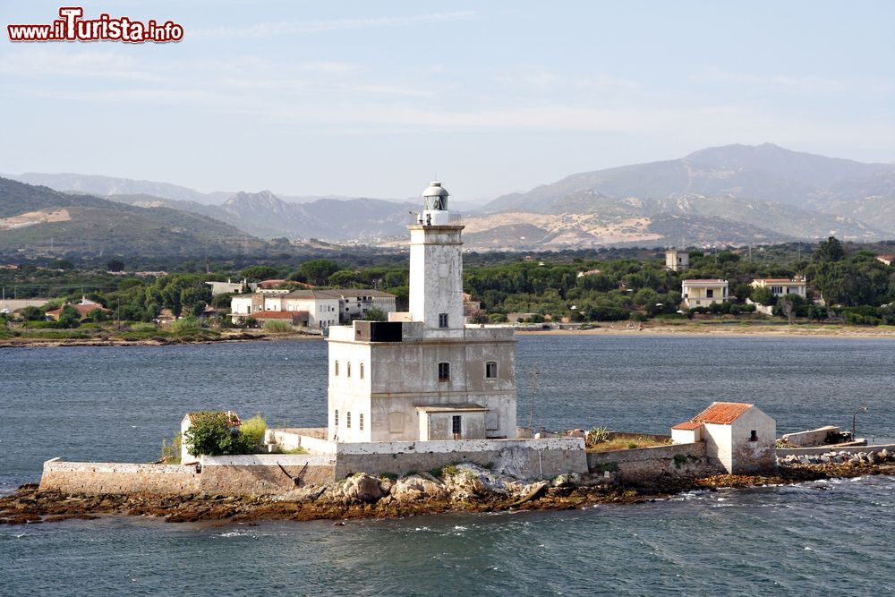 Immagine Un faro nel mare di Olbia, Sardegna. La città di Olbia si affaccia sull'omonimo golfo e si estende nella pianura circostante delimitata da una catena montuosa.