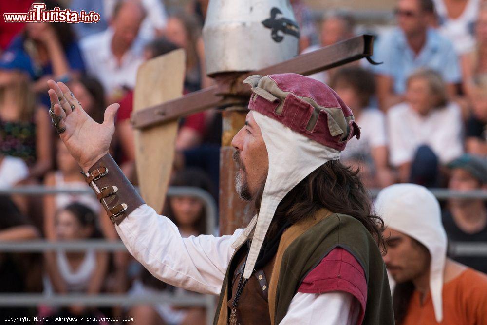Immagine Un figurante in costume alla Fiera Medievale di Silves in Portogallo - © Mauro Rodrigues / Shutterstock.com