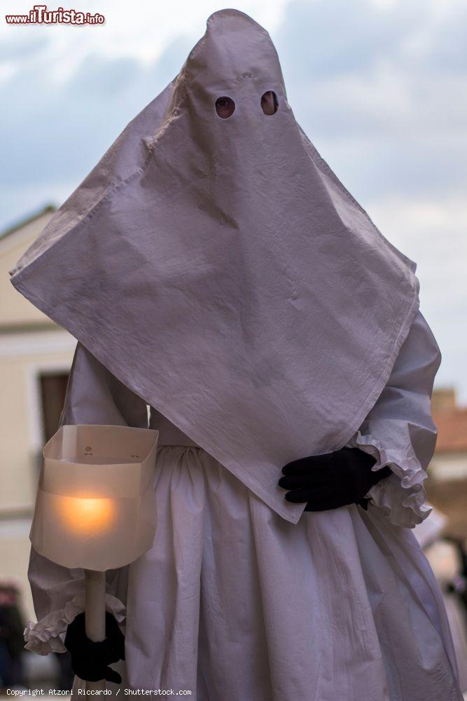 Immagine Un figurante incappucciato durante la Settimana Santa di Iglesias in Sardegna - © Atzori Riccardo / Shutterstock.com