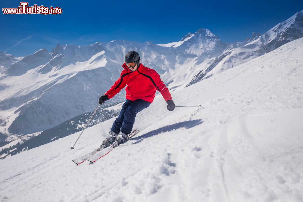 Immagine Un giovane scia nel complesso sciistico di Lenzerheide, Svizzera.