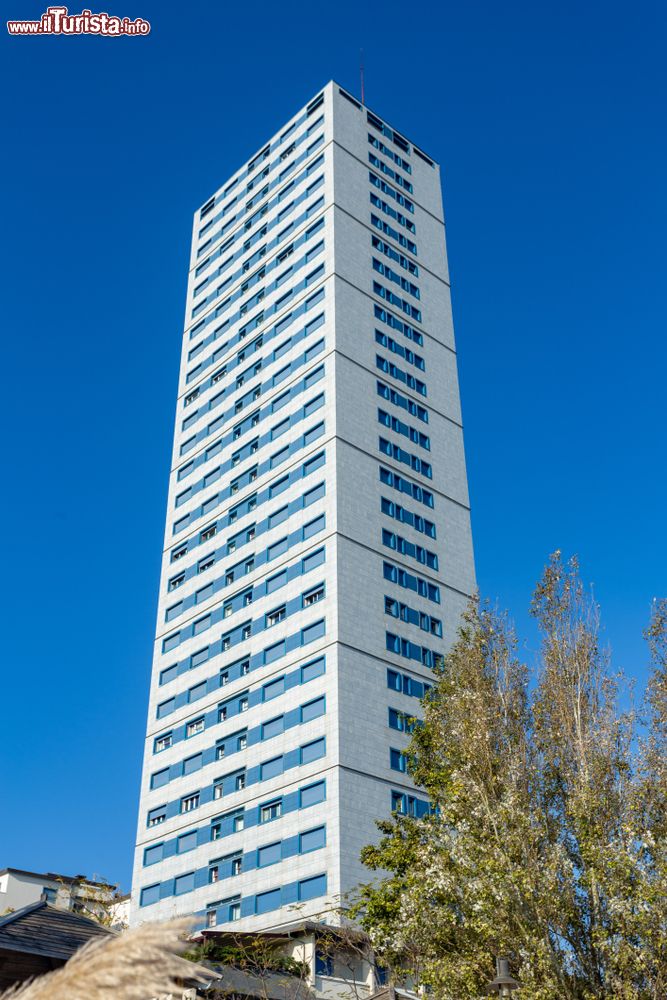 Immagine Un grande grattacielo domina la skyline di Cesenatico, costa dell'Emilia-Romagna