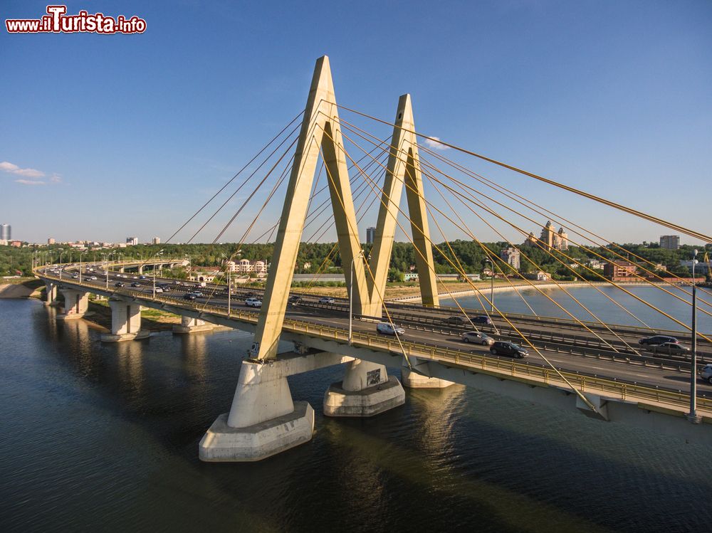 Immagine Un grande ponte su fiume Kazanka nel sud della Russia