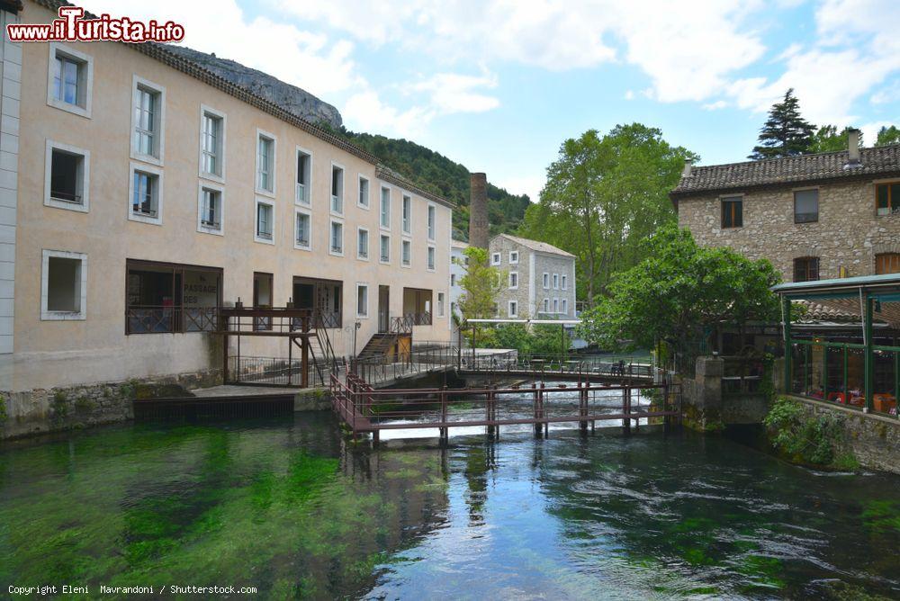 Immagine Un grazioso angolo di Fontaine-de-Vaucluse (Francia) con il fiume Sorgue - © Eleni Mavrandoni / Shutterstock.com