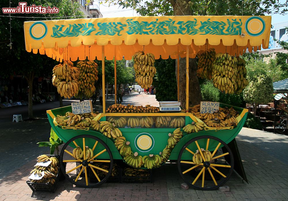 Immagine Un grazioso carretto con vendita di banane a Alanya, Turchia.