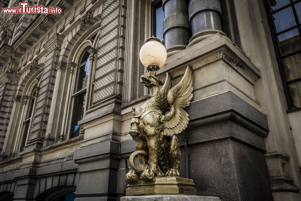 Immagine Un grifone dorato decora la facciata di un antico edifico a Milwaukee, Wisconsin (USA).