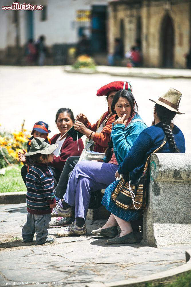 Immagine Un gruppo di donne peruviane con i loro bimbi nel villaggio di Huaraz, Perù - © klublu / Shutterstock.com