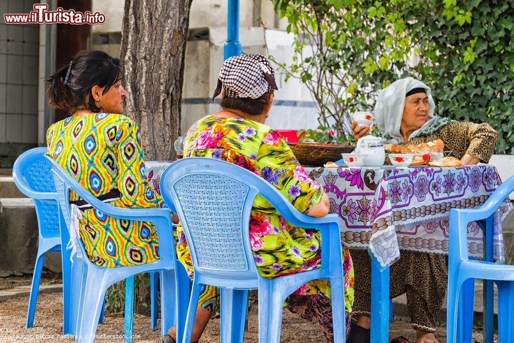 Immagine Un gruppo di donne tagike pranzano in un ristorante all'aperto a Dushanbe, Asia Centrale - © Milosz Maslanka / Shutterstock.com