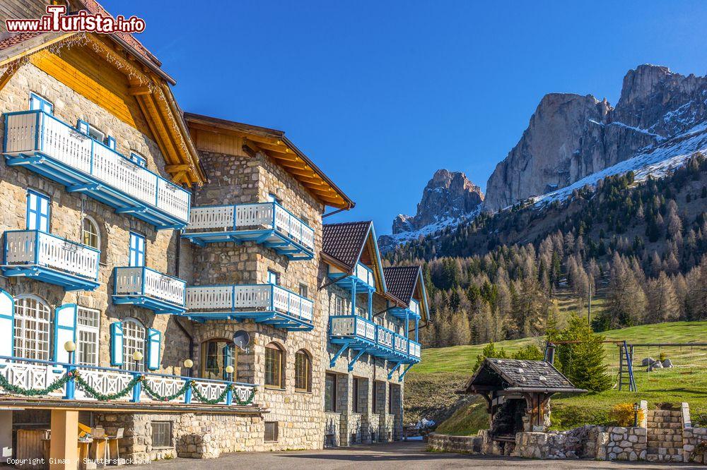 Immagine Un hotel del villaggio di Possa di Fassa, Trentino Alto Adige. Fra alberghi e strutture ricettive si contano oltre 50 posti offerti per rispondere alle esigenze dei turisti - © Gimas / Shutterstock.com