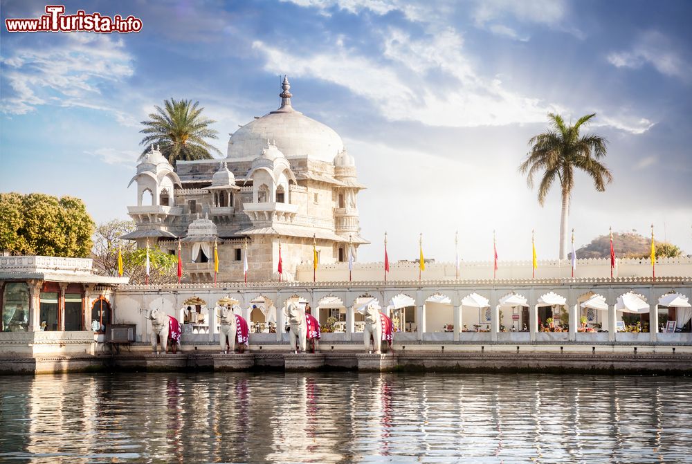 Immagine Un hotel di lusso sul lago Pichola in una giornata di sole con il cielo azzurro, Udaipur, Rajasthan, India.