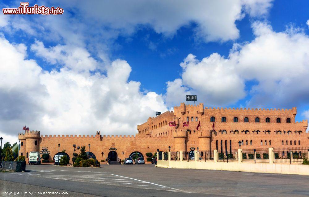 Immagine Un hotel lungo la strada da Olite a Tudela, Spagna - © Elzloy / Shutterstock.com