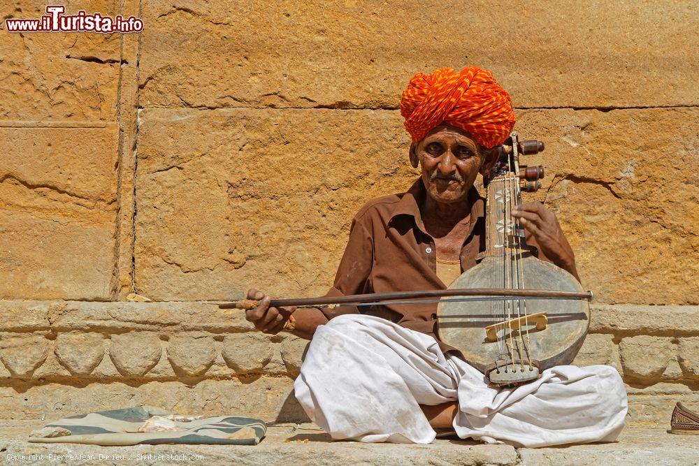 Immagine Un indiano suona uno strumento al forte di Jaisalmer, Rajasthan. Si tratta di una delle più grandi città fortificate del mondo - © Pierre Jean Durieu / Shutterstock.com