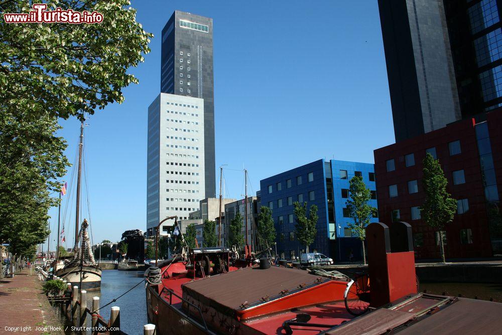 Immagine Un mercantile ormeggiato lungo un canale di Leeuwarden, Paesi Bassi - © Joop Hoek / Shutterstock.com