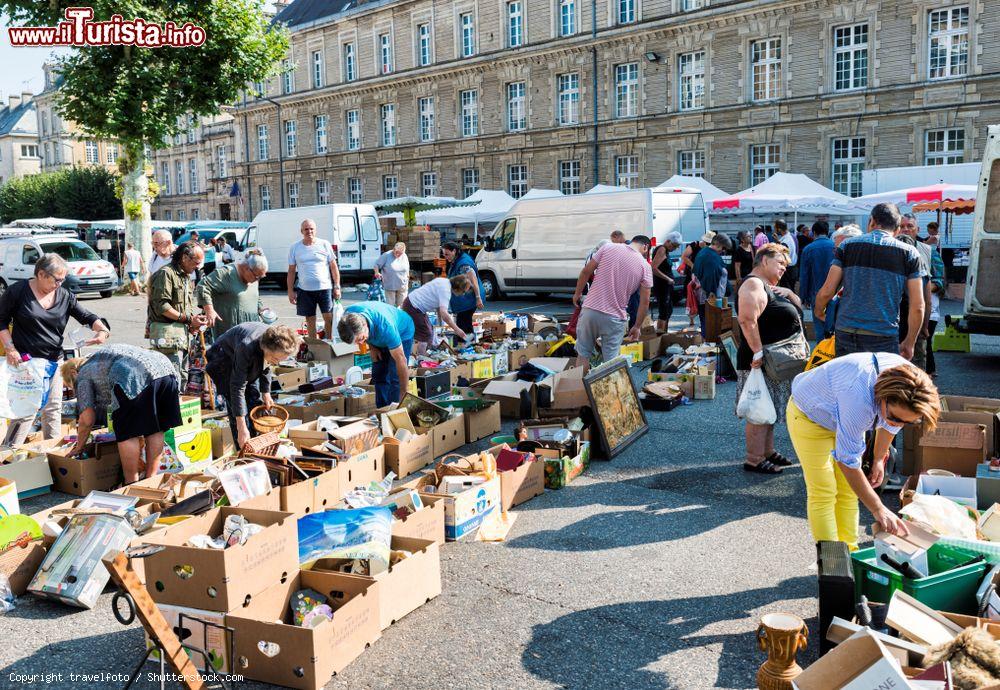 Immagine Un mercatino dell'usato nella cittadina di Sedan, Francia. In questa vecchia località del nord del paese ogni mese si svolge un tradizionale mercato delle pulci - © travelfoto / Shutterstock.com