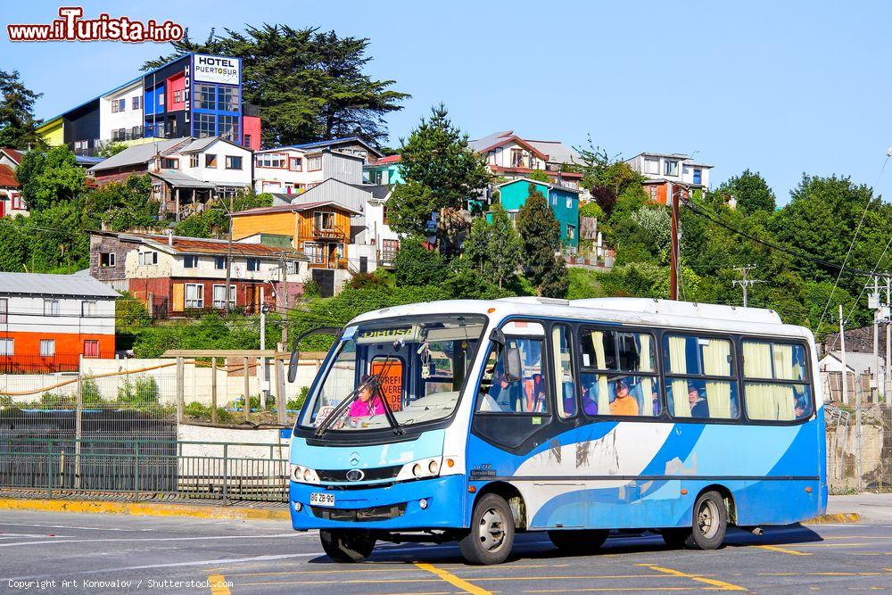 Immagine Un minibus percorre la città di Puerto Montt, Cile. Sullo sfondo, le tipiche case colorate in legno - © Art Konovalov / Shutterstock.com