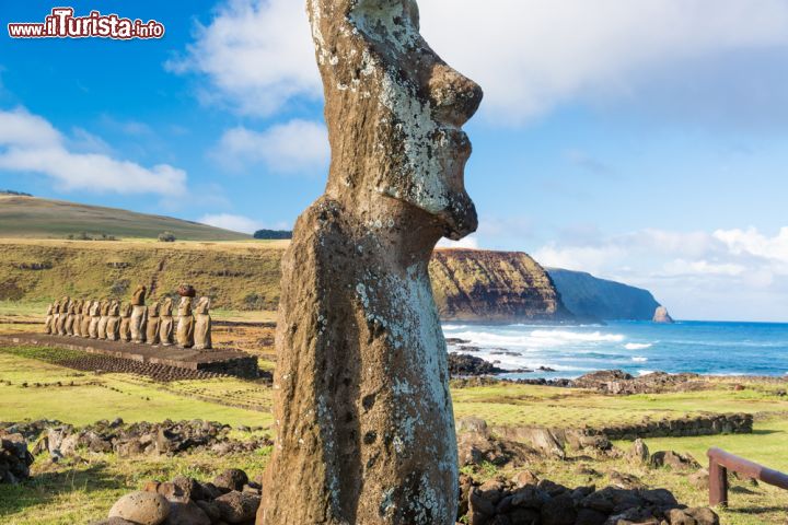 Immagine Un Moai sull'isola di Pasqua, Cile: sullo sfondo, 15 busti a Ahu Tongariki, sito archeologico. Grazie a una società giapponese, 15 busti sono stati restaurati e rimessi in posizione verticale - © 197455946 / Shutterstock.com