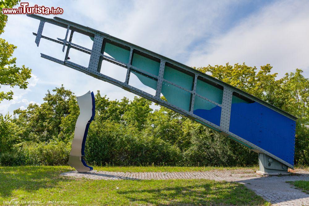 Immagine Un moderno monumento in un parco di Deggendorf (Germania): un pezzo di ponte e una gamba con scarpa realizzati in metallo - © Lukas Fenzl / Shutterstock.com