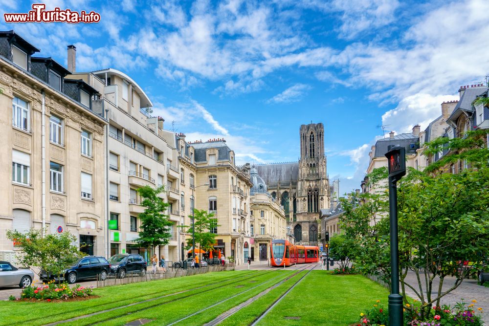 Immagine Un moderno tram attraversa il centro storico di Reims, Francia.