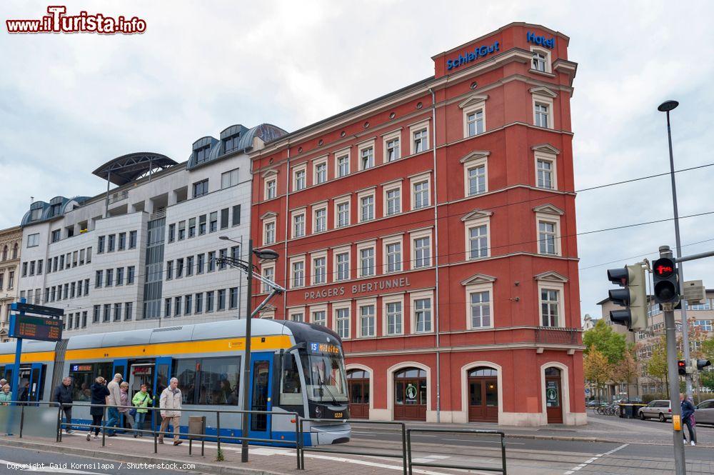 Immagine Un moderno tram nel centro di Lipsia, Germania: è uno dei mezzi più utilizzati nel sistema di trasporto pubblico della città - © Gaid Kornsilapa / Shutterstock.com