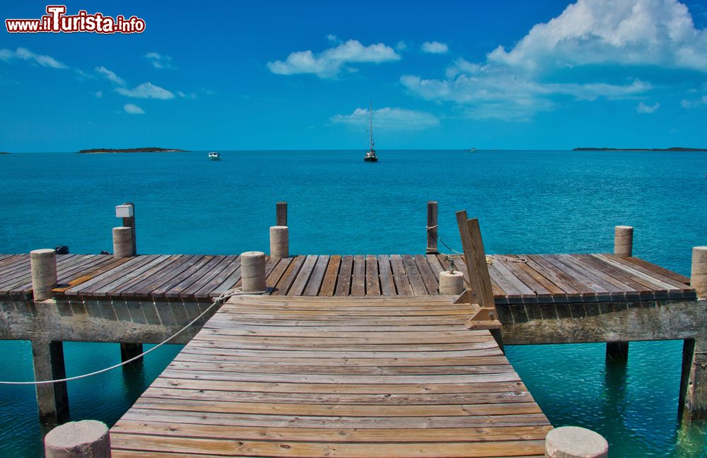 Immagine Un molo in legno sull'isola di Long Island alle Bahamas