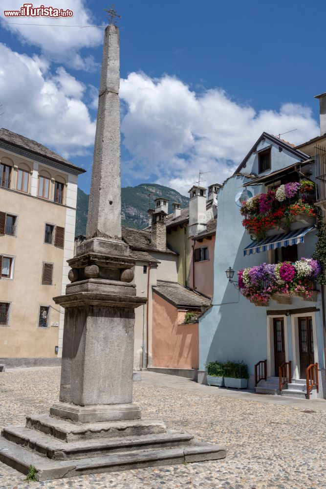 Immagine Un monumento a stele nel centro di Domodossola, Verbano-Cusio-Ossola, Piemonte.