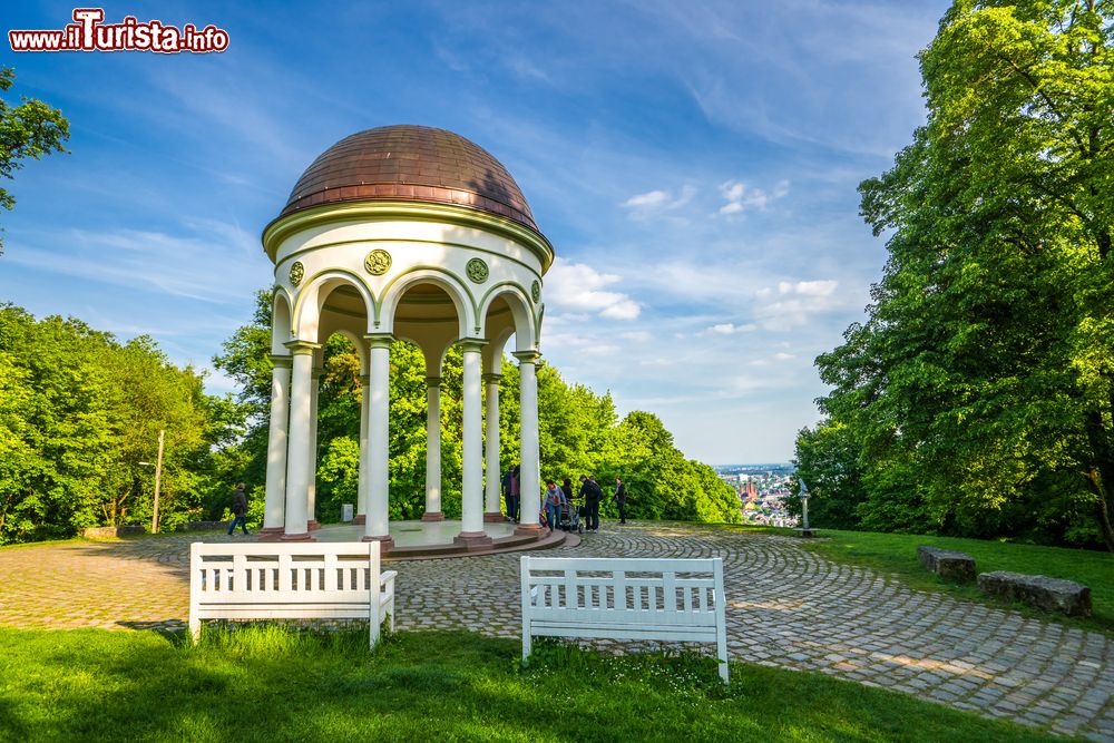 Immagine Un monumento al parco del Neroberg, Wiesbaden, Germania. Con i suoi 245 metri di altezza sul livello del mare, il Neroberg rappresenta la montagna di casa della capitale dell'Assia. E' una delle destinazioni più popolari per residenti e turisti.