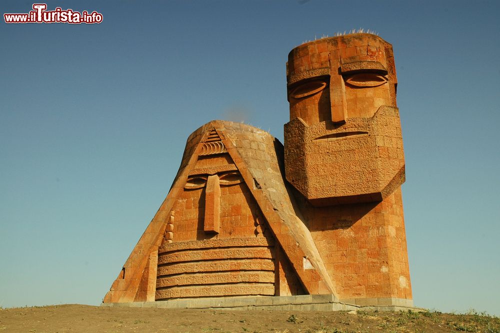 Immagine Un monumento all'uomo e alla donna a Step'anakert, capitale della Repubblica di Nagorno Karabakh.