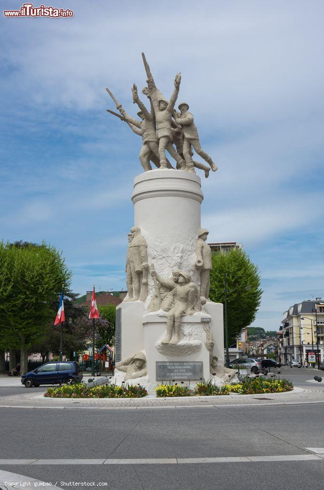 Immagine Un monumento nel centro della città di Aix-les-Bains, Francia. Situata nella regione francese del Rodano-Alpi, Aix-les-Bains ha molto da offrire anche dal punto di vista storico, artistico e culturale - © gumbao / Shutterstock.com