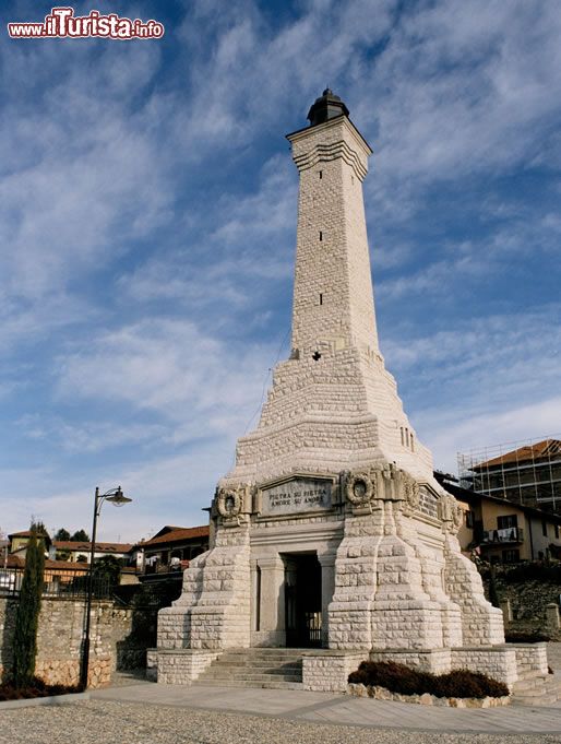 Immagine Un monumento nel centro di Besozzo - © Comune di Besozzo