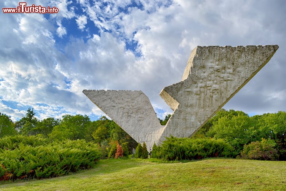 Immagine Un monumento nel parco Sumarice vicino a Kragujevac in Serbia