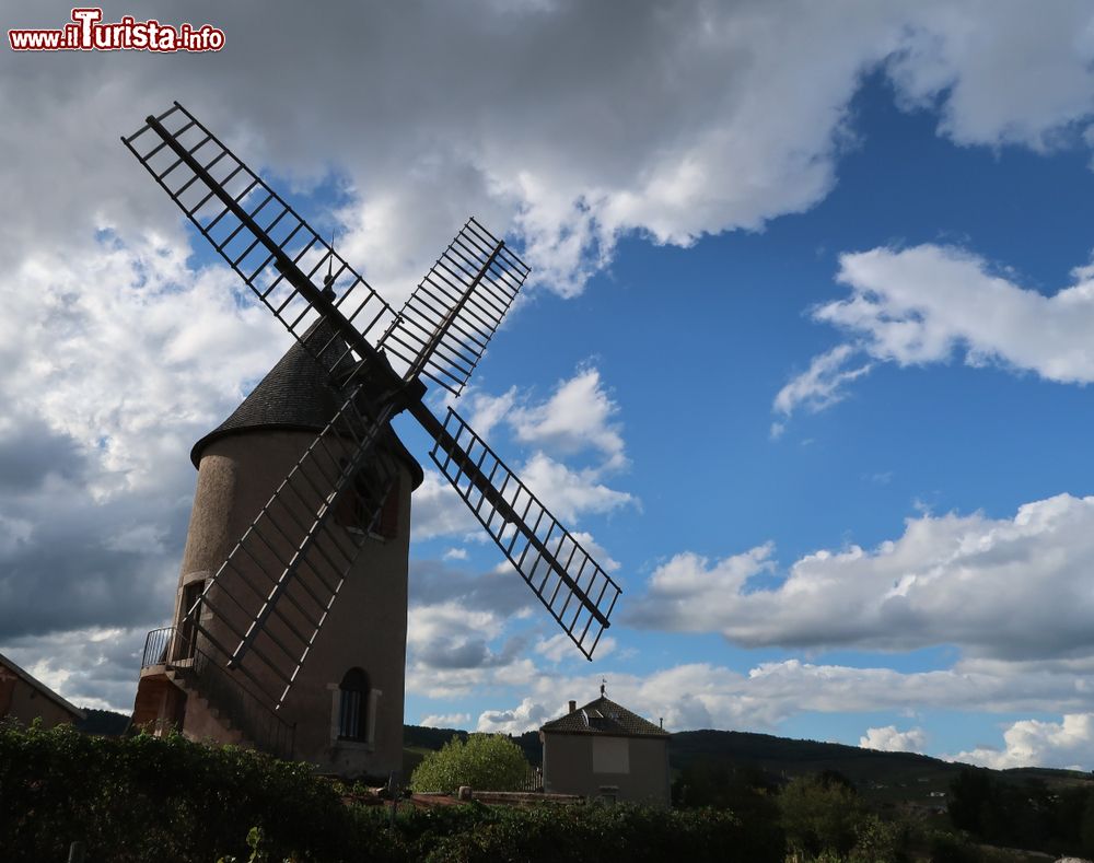 Immagine Un mulino a vento nel villaggio di Romaneche-Thorins, Francia. Questa località è celebre per la produzione di un vino rosso, il Beaujolais.