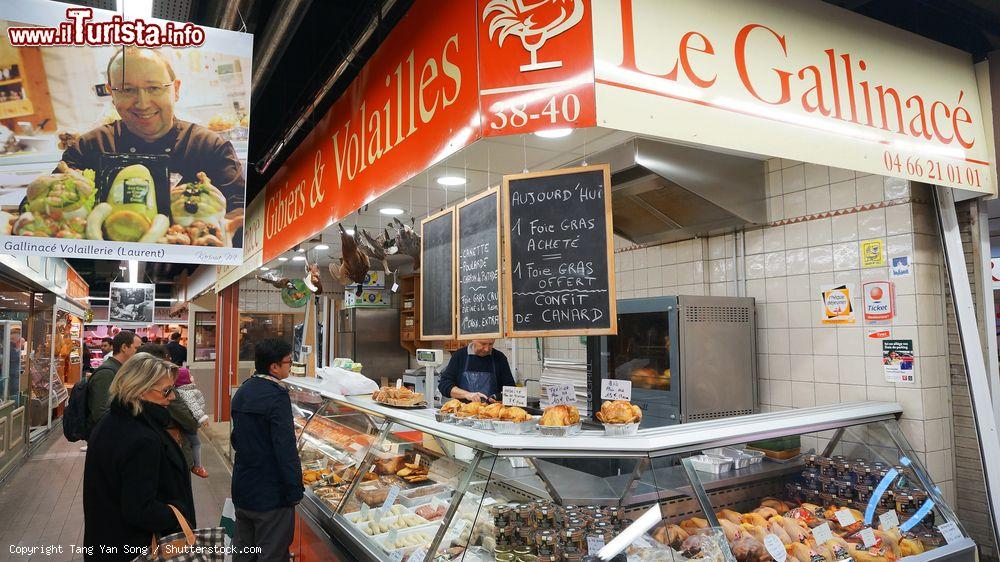 Immagine Un negozietto di carne al mercato di Nimes, Occitania, Francia - © Tang Yan Song / Shutterstock.com