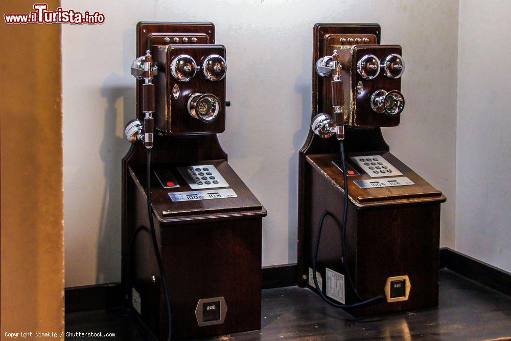 Immagine Un negozio della città di Nara con originali telefoni vintage (Giappone) - © dimakig / Shutterstock.com