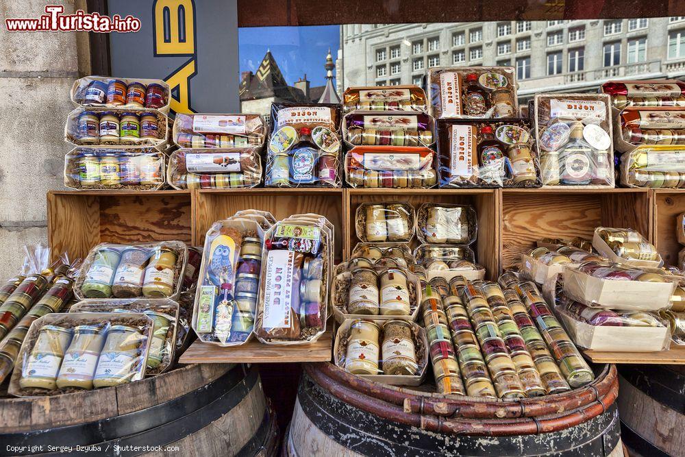 Immagine Un negozio di souvenir a Digione, Francia: in esposizione molte varietà di senape. La città è particolarmente rinomata per la produzione di "moutarde" che vanta un'eccellente qualità per il suolo calcareo della regione - © Sergey Dzyuba / Shutterstock.com