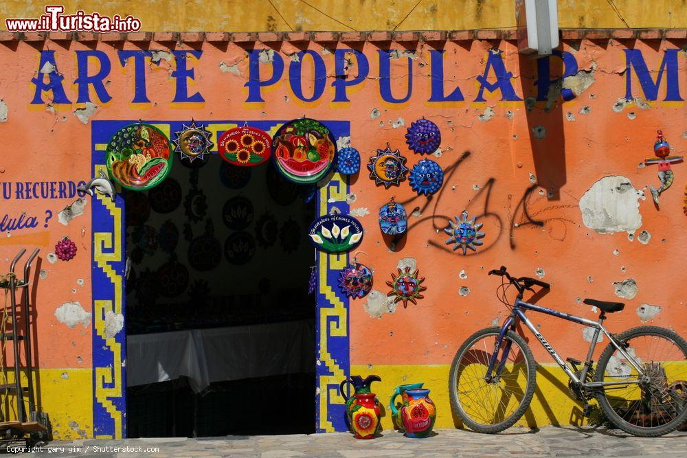 Immagine Un negozio nel centro storico di Puebla, Messico. Puebla de Zaragoza è la capitale dello stato di Puebla e una delle cinque più importanti città coloniali spagnole del Messico - © gary yim / Shutterstock.com