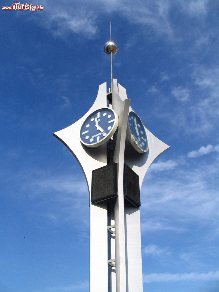 Immagine Un orologio moderno nel centro cittadino di Qingdao, Cina.