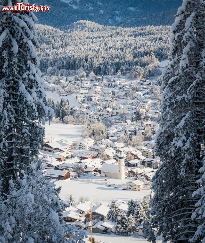 Immagine Un paesaggio innevato sulle Alpi nei pressi della città di Flims, Svizzera. Siamo nel Canton Grigioni, nella regione Imboden.