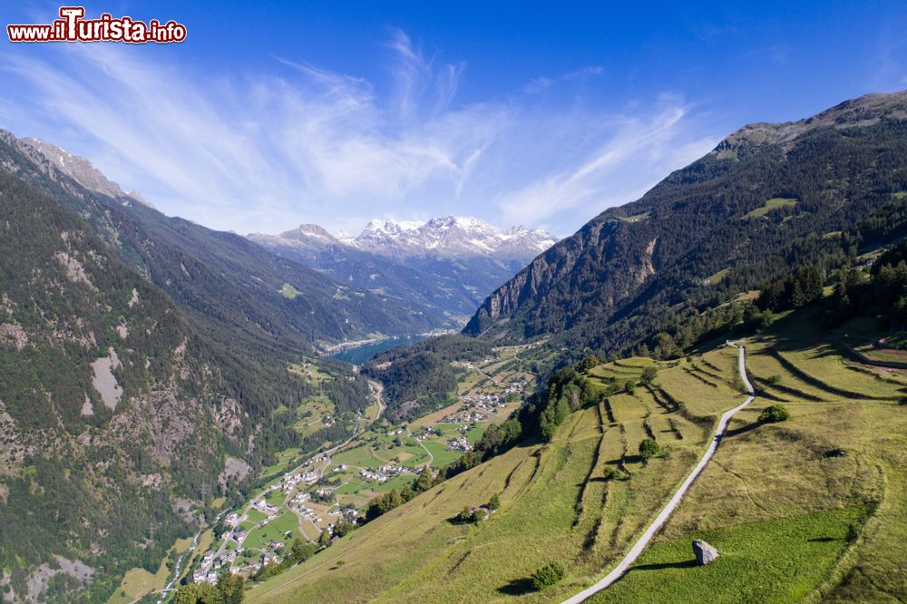 Immagine Un paesaggio montano nella valle di Poschiavo, cantone dei Grigioni, Alpi svizzere. Si tratta di una delle 4 valli che fanno parte della Svizzera italiana: le due località principali sono Brusio e Poschiavo.