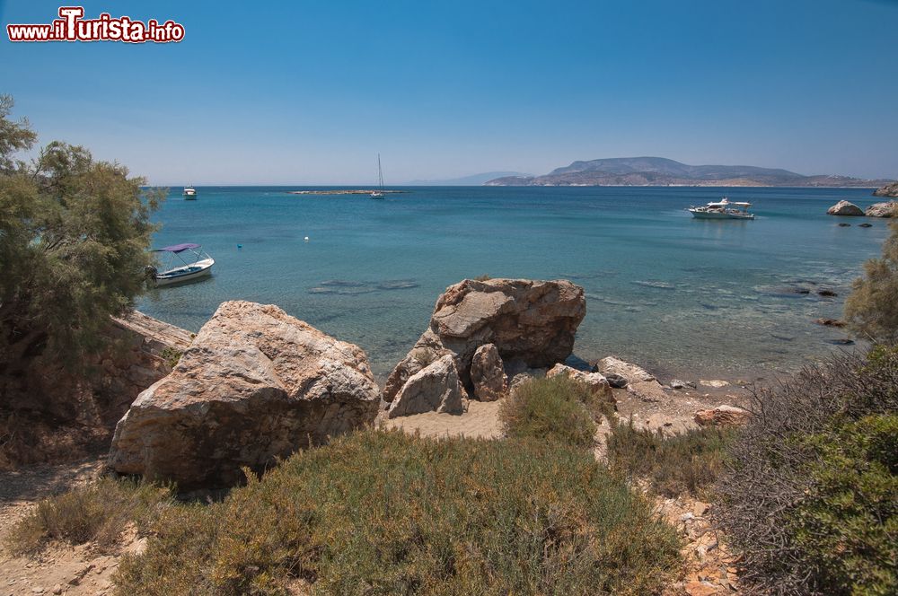 Immagine Un paesaggio selvaggio dell'isola di Schinoussa (Grecia): sullo sfondo, barche attraccate lungo la costa delle Cicladi.