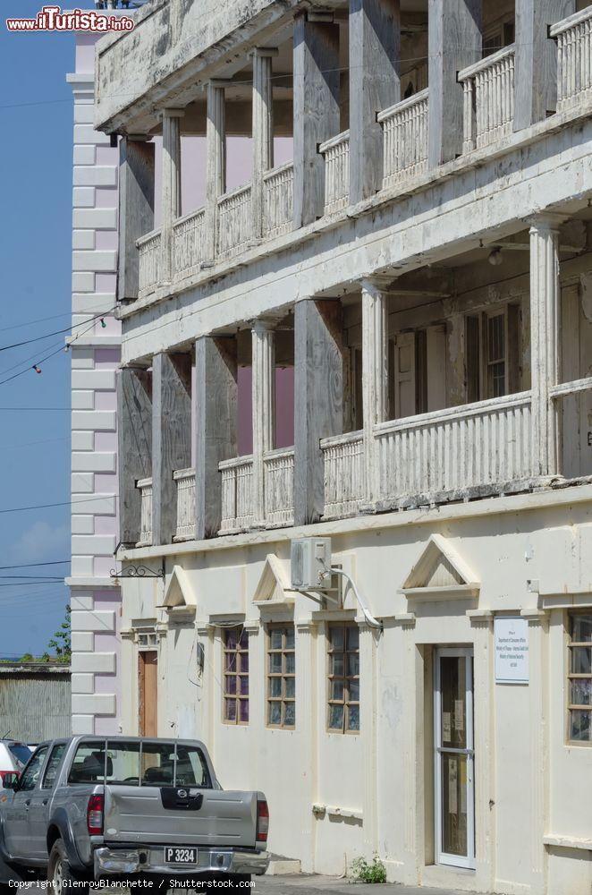 Immagine Un palazzo a Basseterre, St. Kitts and Nevis, Indie Occidentali. A risaltare subito è l'architettura di tipo coloniale che caratterizza la maggior parte delle costruzioni di questo luogo - © GlenroyBlanchette / Shutterstock.com