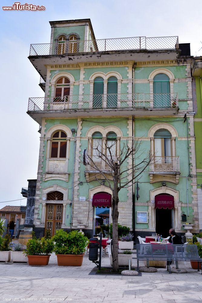 Immagine Un palazzo del centro storico di Zafferana Etnea in Sicilia - © maudanros / Shutterstock.com