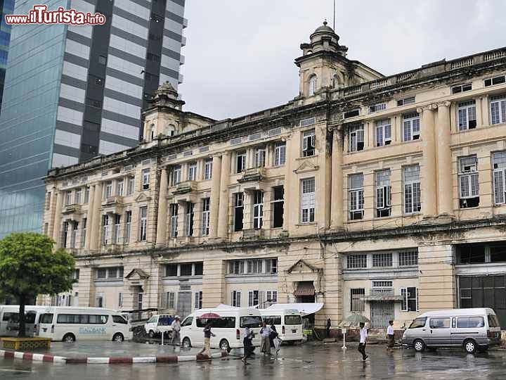 Immagine Un palazzo di architettura coloniale nella città di Yangon, Myanmar - © walkdragon / Shutterstock.com