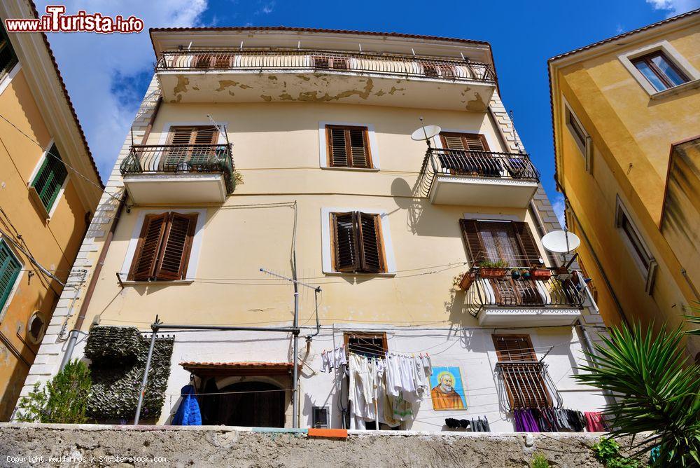 Immagine Un palazzo nel centro di Eboli, cittadina in provincia di Salerno in Campania - © maudanros / Shutterstock.com