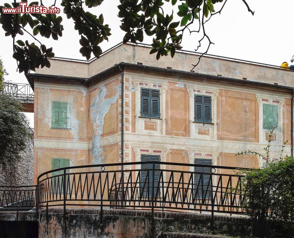 Immagine Un palazzo storico del centro di Chiavari, Liguria. Fra i simboli di questa cittadina, capitale del Tigullio, vi sono palazzi e portici antichi.