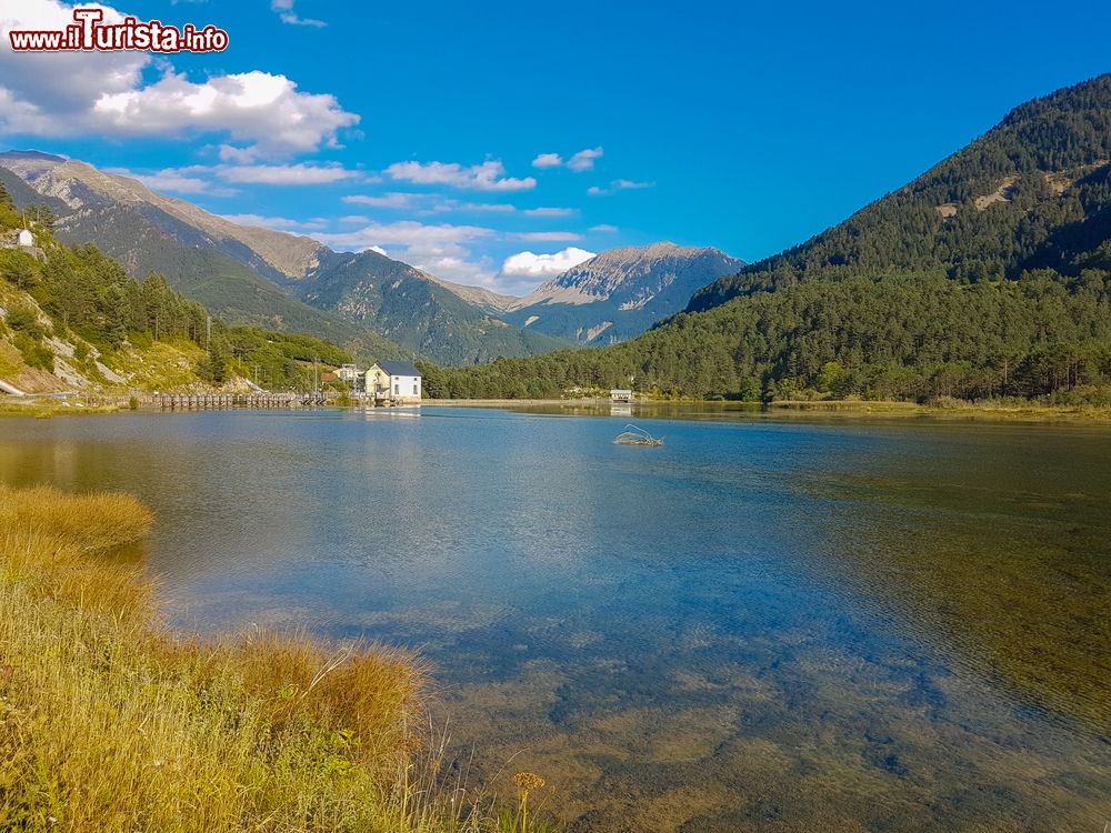 Immagine Un panorama del lago nei pressi di Ainsa, Pirenei, Spagna. Sullo sfondo le montagne di questo territorio la cui rinascita è basata sul rilancio del turismo con sport invernali ed estivi e una ricca offerta culturale.