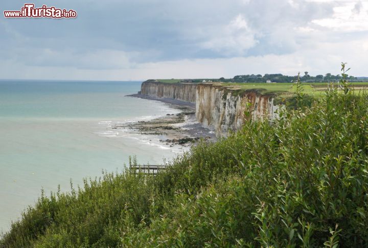 Immagine Un panorama di Veules-les-Roses, Alta Normandia, Francia. Bella stazione balneare, questo paese si trova sul litorale della Costa d'Alabastro. Il villaggio è stato sempre frequentato da personaggi celebri da quando Anais Aubert nel 1840 s'innamorò della località trascinandovi altri artisti.