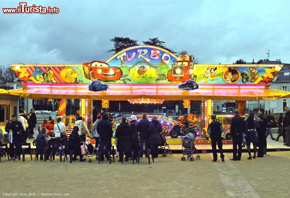 Immagine Un parco divertimenti con giostre a Chartres di sera, Francia - © Nick_Nick / Shutterstock.com