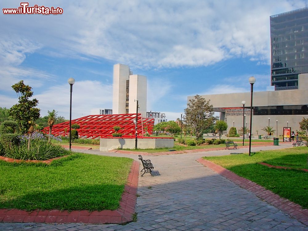 Immagine Un parco pubblico di Monterrey, Messico, con panchine e area svago.