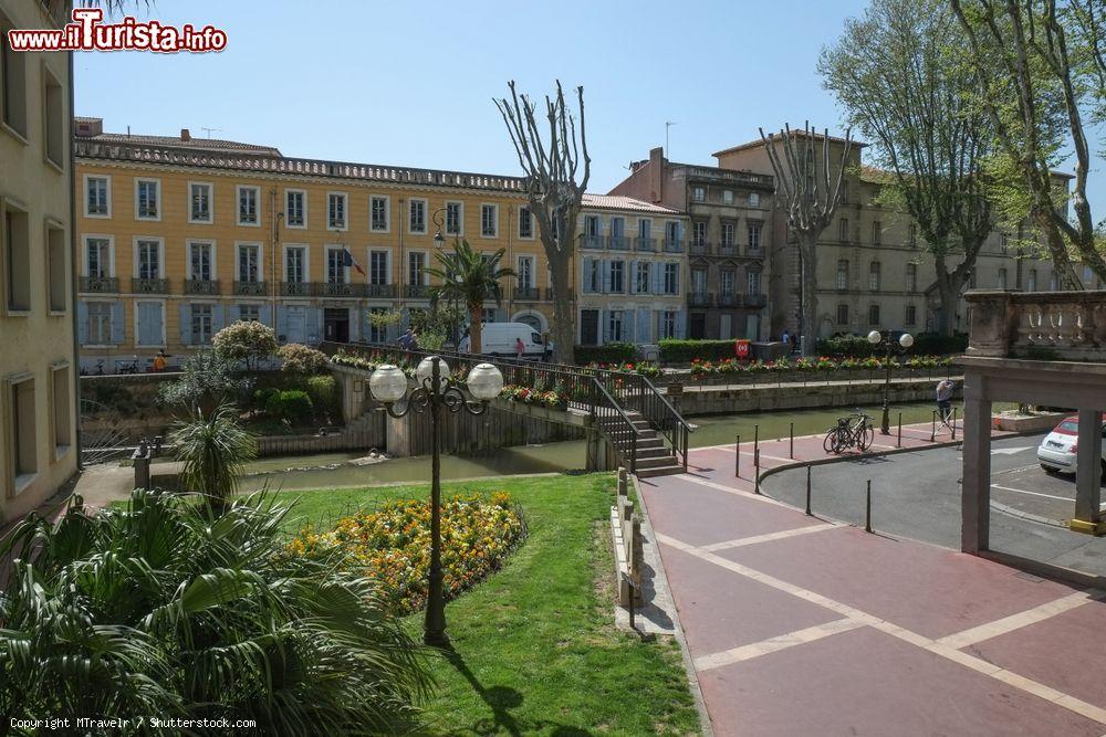 Immagine Un parco verde nel centro della città di Narbona, Occitania, Francia - © MTravelr / Shutterstock.com