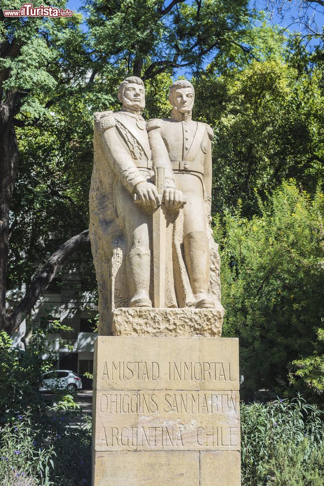 Immagine Un particolare architettonico di Piazza Cile a Mendoza, Argentina. E' una delle 4 piccole piazzette che si trovano agli angoli di Indipendence Plaza, la principale della città argentina.