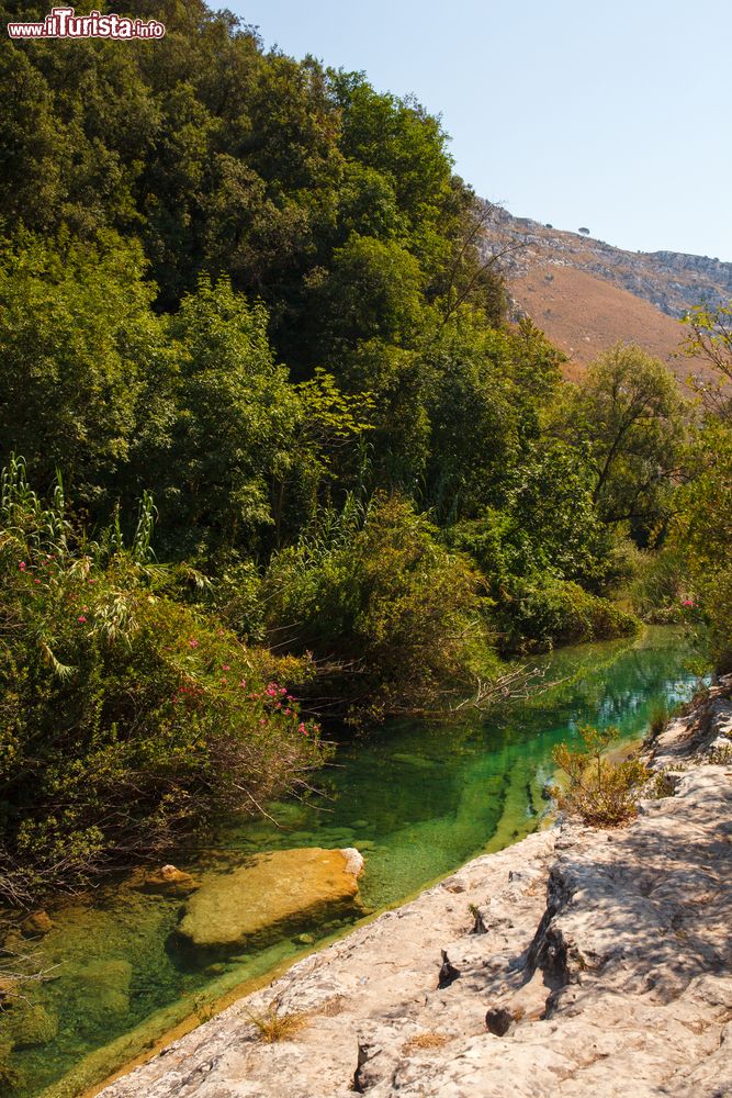 Immagine Un particolare dei laghetti di Cavagrande a Avola, Siracusa. Acqua limpida e cristallina circondata da boschi e natura selvaggia.